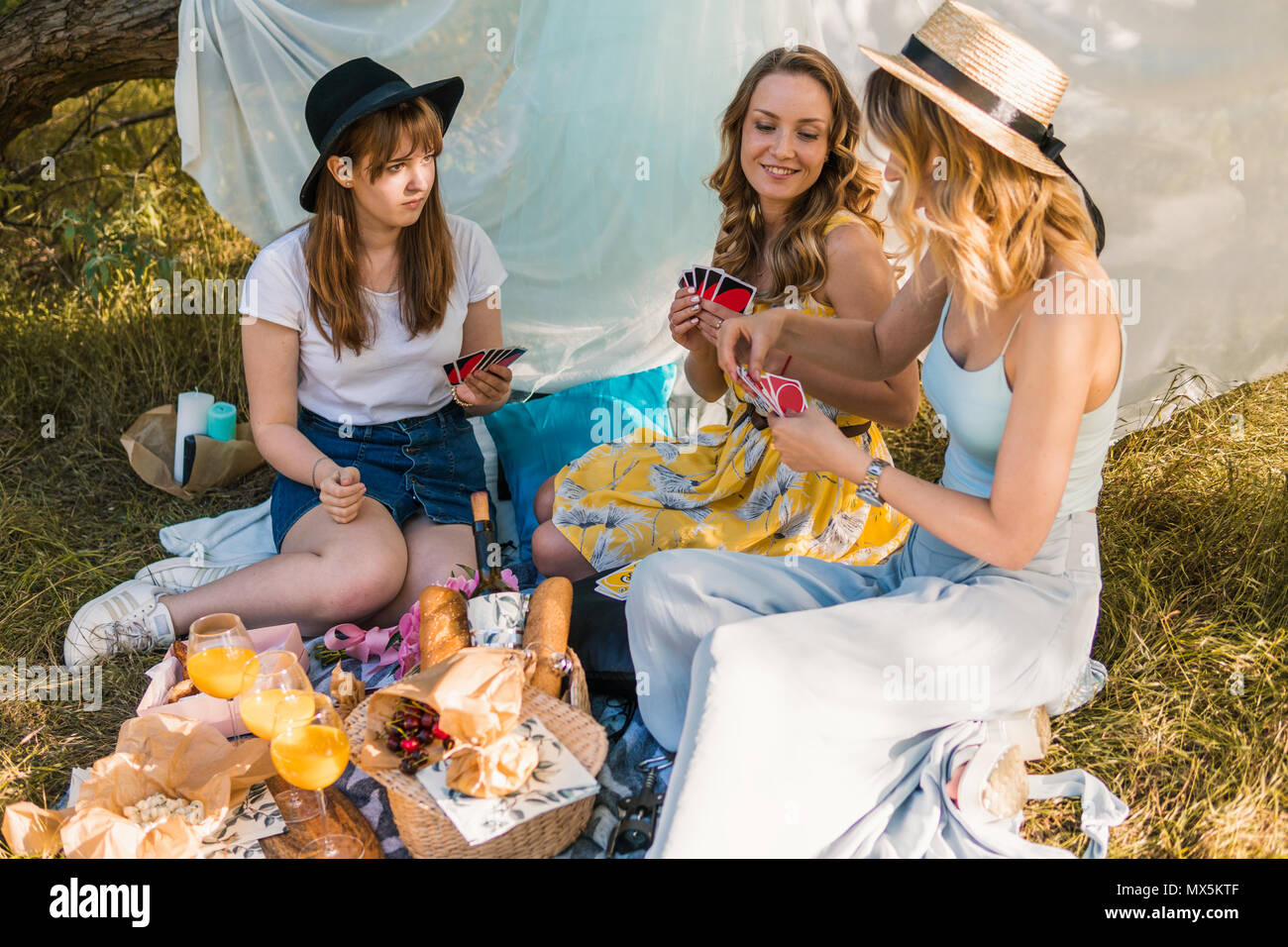 Gruppe von Mädchen Freunde machen Picknick im Freien Stockfoto