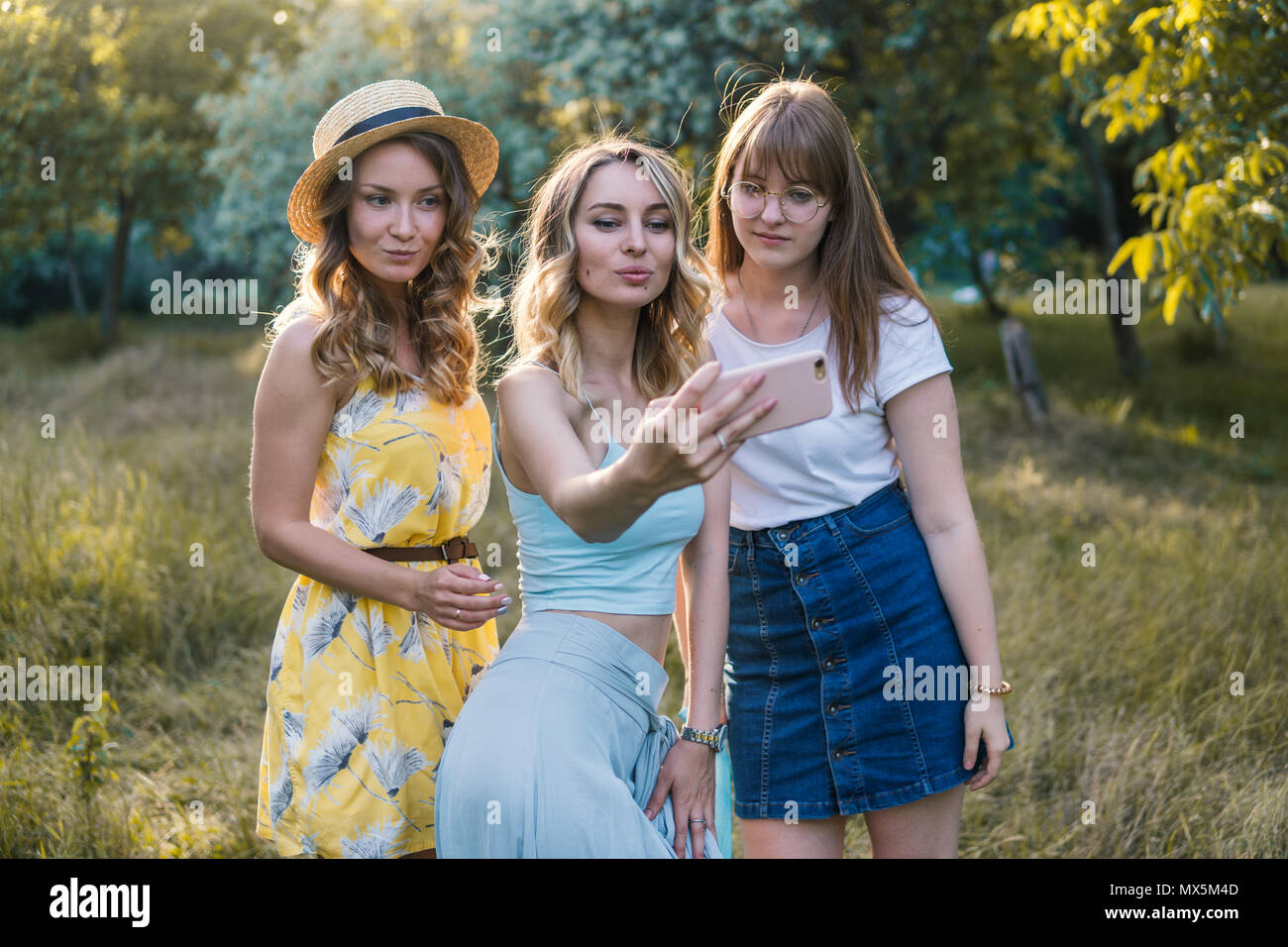 Nehmen Gruppe Mädchen Freunde selfie Foto Stockfoto