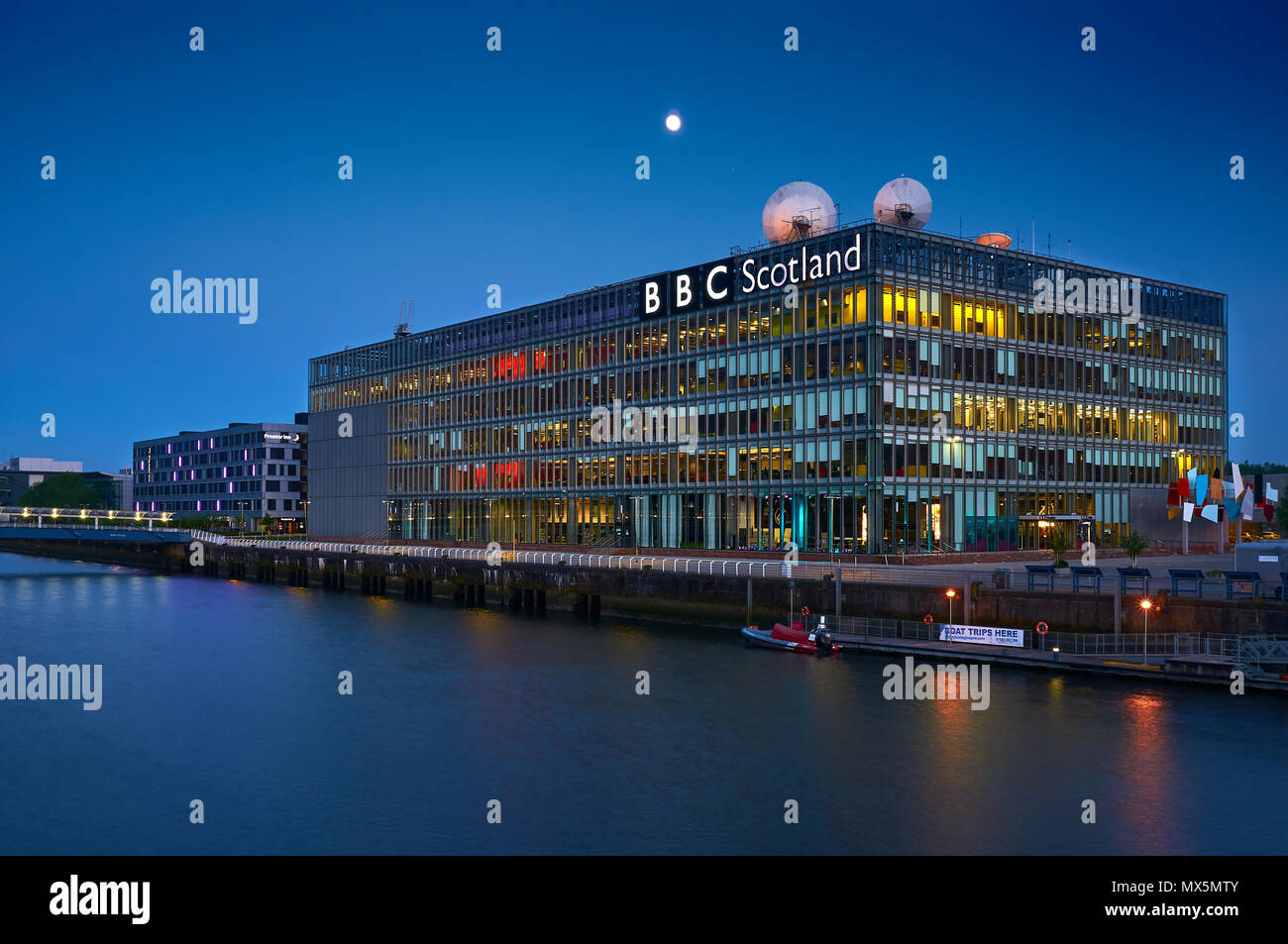 Hauptsitz der British Broadcasting Corporation BBC in Glasgow (Schottland) in der Nacht. Stockfoto
