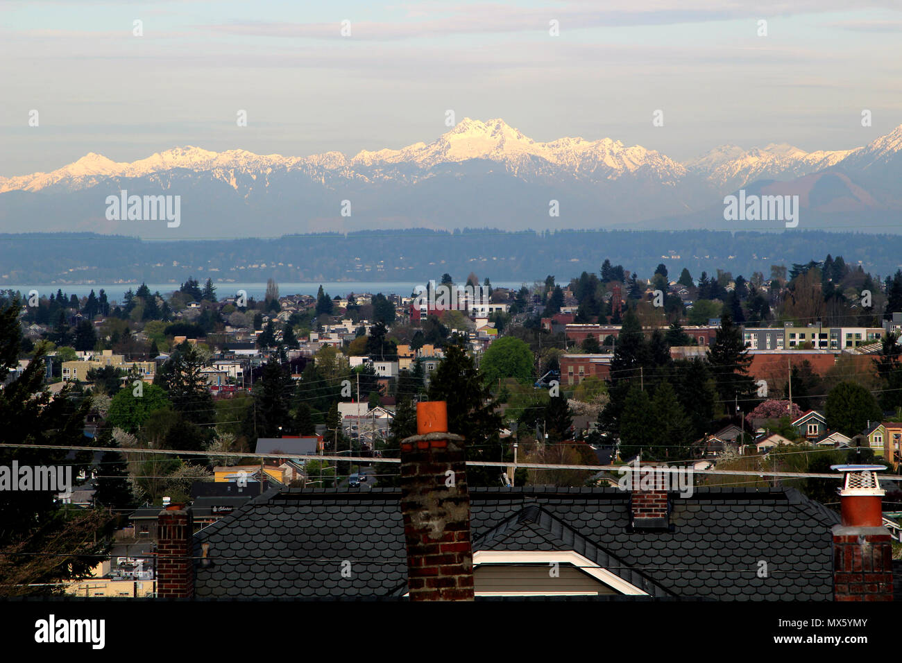 Olympischen Berge über dem Puget Sound und die Ballard Nachbarschaft in Seattle. Stockfoto