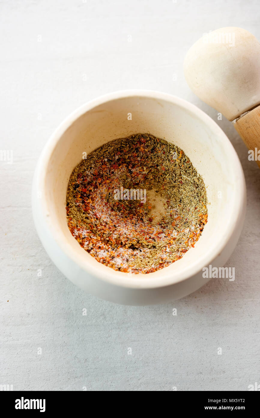 Gewürze - Fenchel, chiliflocken, Salz und Pfeffer im Mörser Stockfoto