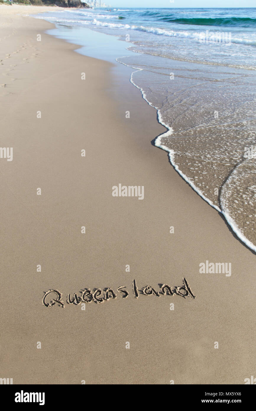 Burleigh Beach Queensland Australien ist einer der besten Strände in Australien. Queensland im Sand mit eine kleine Welle rollt in den Rahmen geschrieben. Stockfoto