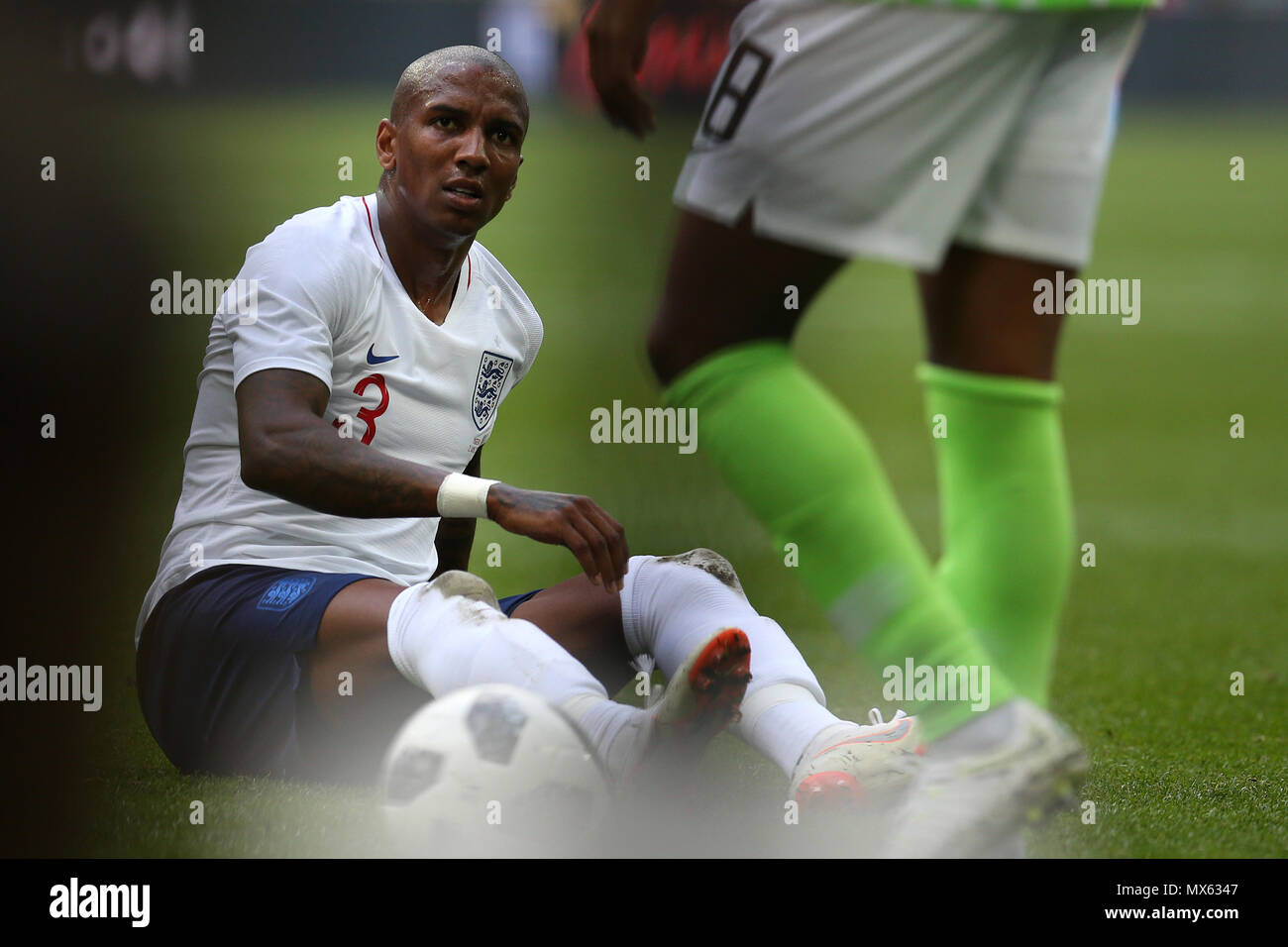 Wembley Stadion, London, UK. 2 Jun, 2018. Ashley Young von England auf dem Boden. Fußball International freundlich, England v Nigeria im Wembley Stadion in London am Samstag, den 2. Juni 2018. Dieses Bild dürfen nur für redaktionelle Zwecke verwendet werden. Nur die redaktionelle Nutzung, eine Lizenz für die gewerbliche Nutzung erforderlich. Keine Verwendung in Wetten, Spiele oder einer einzelnen Verein/Liga/player Publikationen. pic von Andrew Obstgarten / Andrew Orchard sport Fotografie/Alamy leben Nachrichten Stockfoto