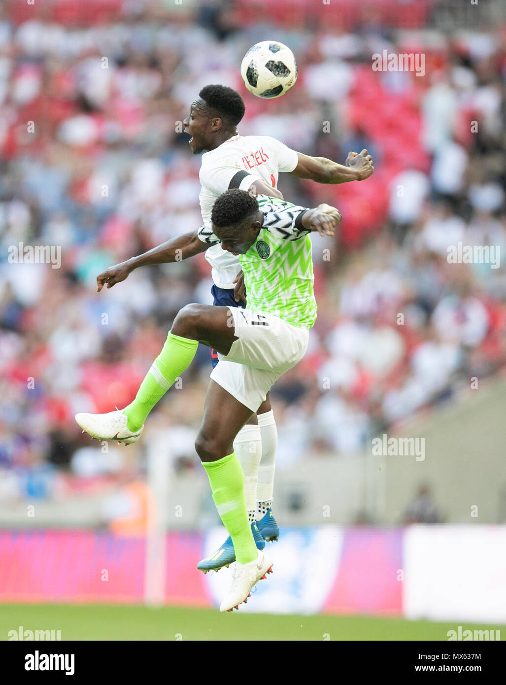 London, Großbritannien. 2. Juni 2018. England's Danny Welbeck (oben) Mias mit Nigerias Kenneth Omeruo während der internationalen Fußball-Match im Wembley Stadion in London, Großbritannien am 2. Juni 2018. England gewann 2-1. Credit: Han Yan/Xinhua/Alamy leben Nachrichten Stockfoto