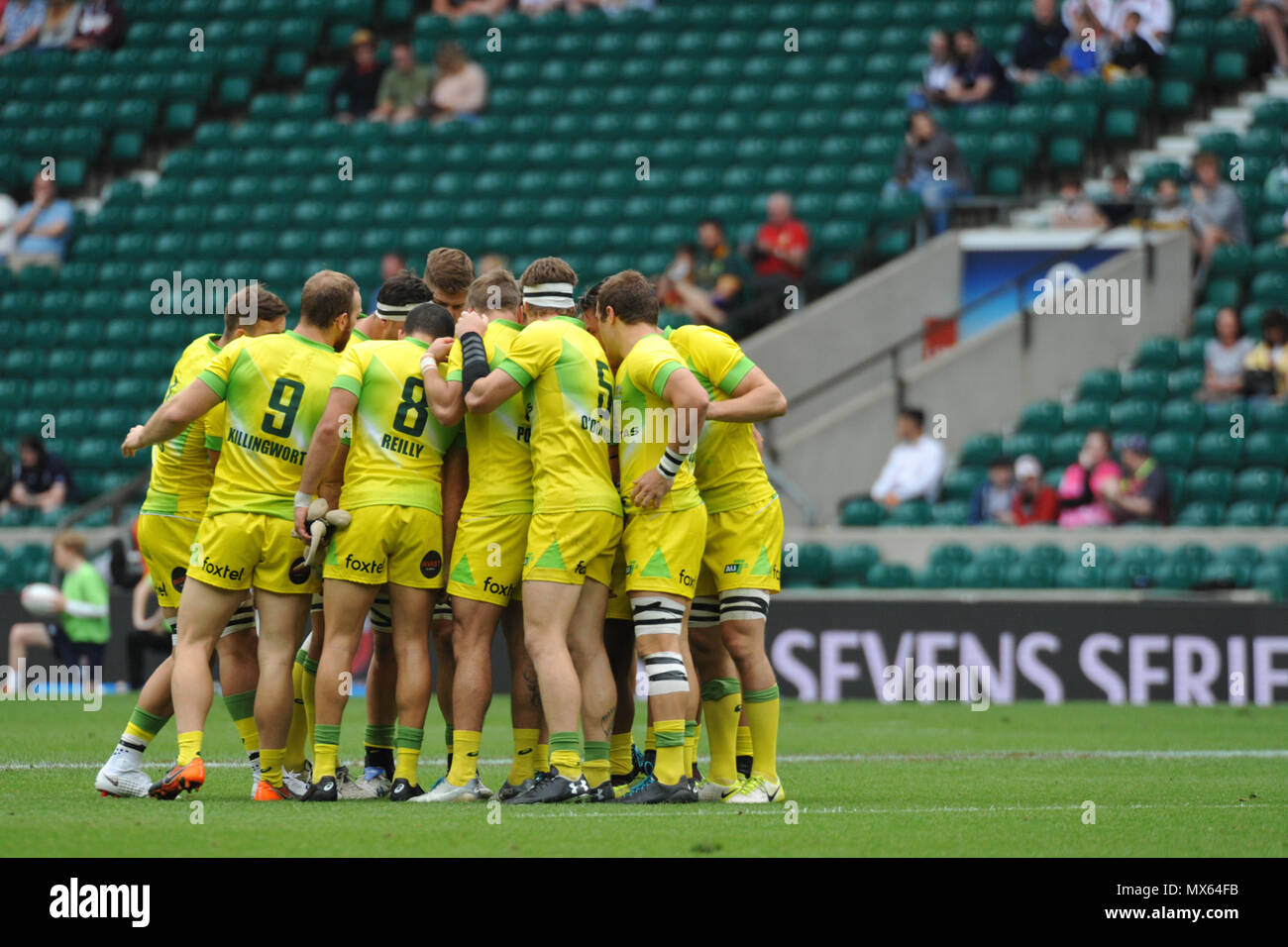 Twickenham Stadium, London, UK. 2 Jun, 2018. Australien in einer Halbzeit Huddle während der Australien V Irland Rugby sevens in Twickenham Stadium, London, UK. Das Match fand während der vorletzten Etappe der HSBC World Rugby Sevens Serie. Die Serie sieht 20 internationale Teams in schnellen 14 Minuten entspricht konkurrierenden (zwei Hälften von sieben Minuten) in 11 verschiedenen Städten rund um die Welt - das Finale wird in Paris im Juni sein. Quelle: Michael Preston/Alamy leben Nachrichten Stockfoto