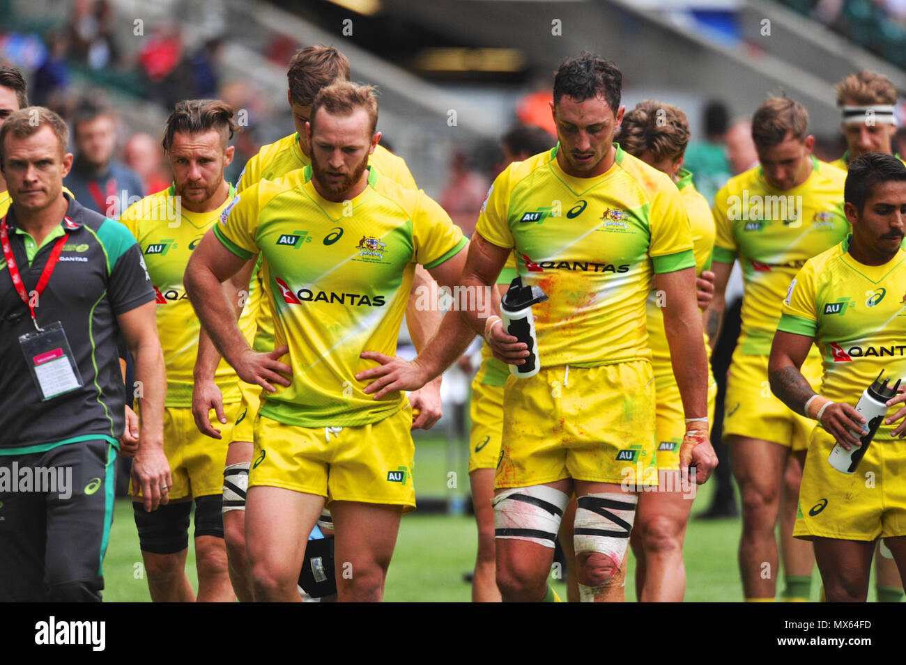 Twickenham Stadium, London, UK. 2 Jun, 2018. Australien suchen nachdenklich, wie Sie die Tonhöhe nach dem Gewinn der Australien V Irland Rugby sevens Match verlassen 33-7 bei Twickenham Stadium, London, UK. Das Match fand während der vorletzten Etappe der HSBC World Rugby Sevens Serie. Die Serie sieht 20 internationale Teams in schnellen 14 Minuten entspricht konkurrierenden (zwei Hälften von sieben Minuten) in 11 verschiedenen Städten rund um die Welt - das Finale wird in Paris im Juni sein. Quelle: Michael Preston/Alamy leben Nachrichten Stockfoto