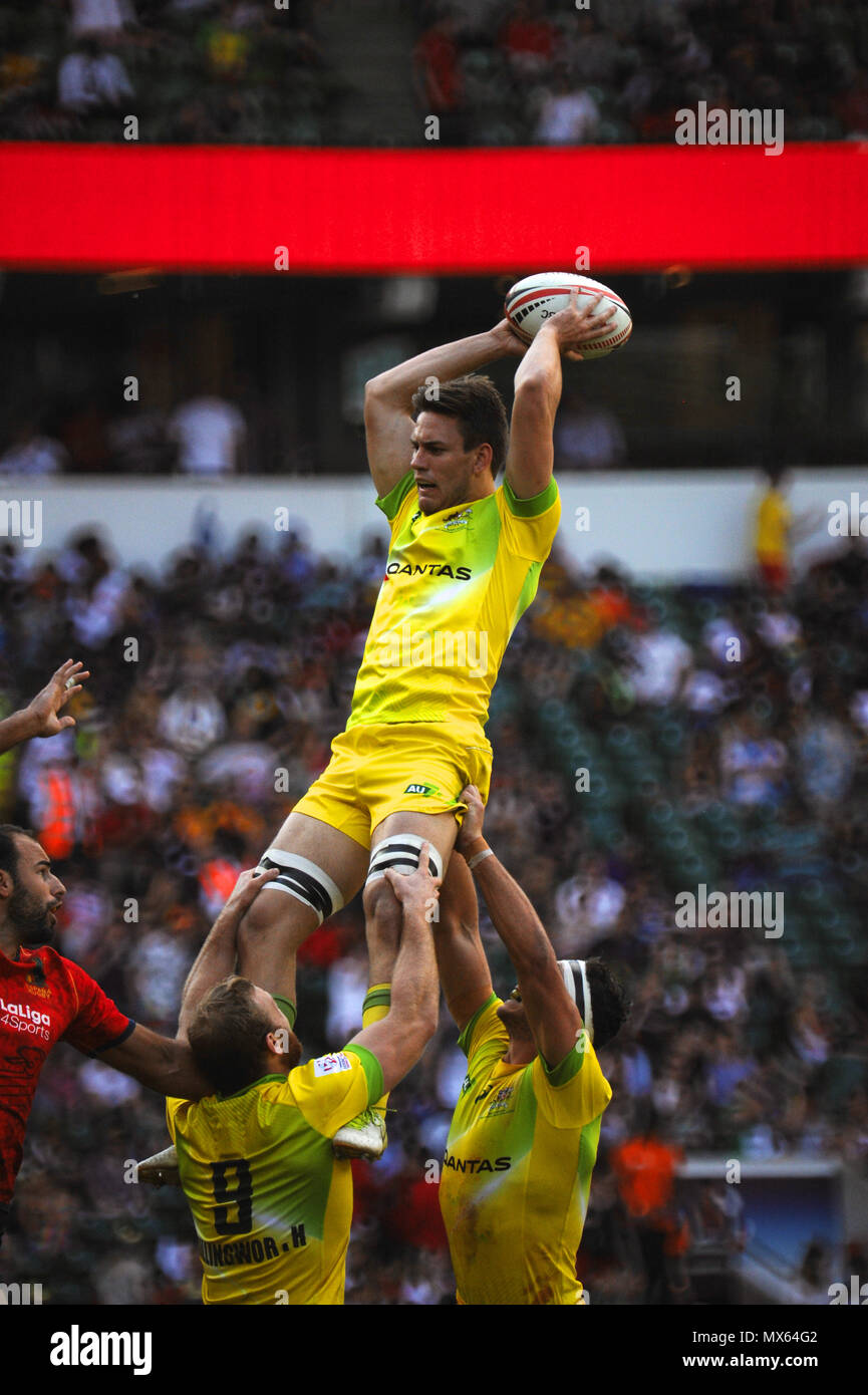 Twickenham Stadium, London, UK. 2 Jun, 2018. Lachie Anderson (AUS) ausdehnen, um den Ball zu erreichen nach einer geworfen, während der Australien V Spanien Rugby sevens in Twickenham Stadium, London, UK. Das Match fand während der vorletzten Etappe der HSBC World Rugby Sevens Serie. Die Serie sieht 20 internationale Teams in schnellen 14 Minuten entspricht konkurrierenden (zwei Hälften von sieben Minuten) in 11 verschiedenen Städten rund um die Welt - das Finale wird in Paris im Juni sein. Quelle: Michael Preston/Alamy leben Nachrichten Stockfoto