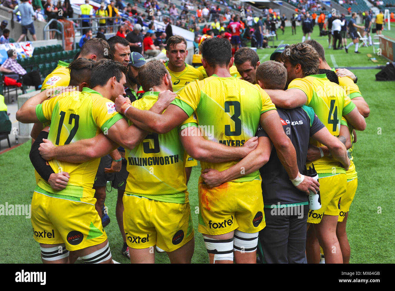 Twickenham Stadium, London, UK. 2 Jun, 2018. Australien in einer Unordnung, wie Sie die Tonhöhe nach dem Gewinn der Australien V Irland Rugby sevens Match verlassen 33-7 bei Twickenham Stadium, London, UK. Das Match fand während der vorletzten Etappe der HSBC World Rugby Sevens Serie. Die Serie sieht 20 internationale Teams in schnellen 14 Minuten entspricht konkurrierenden (zwei Hälften von sieben Minuten) in 11 verschiedenen Städten rund um die Welt - das Finale wird in Paris im Juni sein. Quelle: Michael Preston/Alamy leben Nachrichten Stockfoto