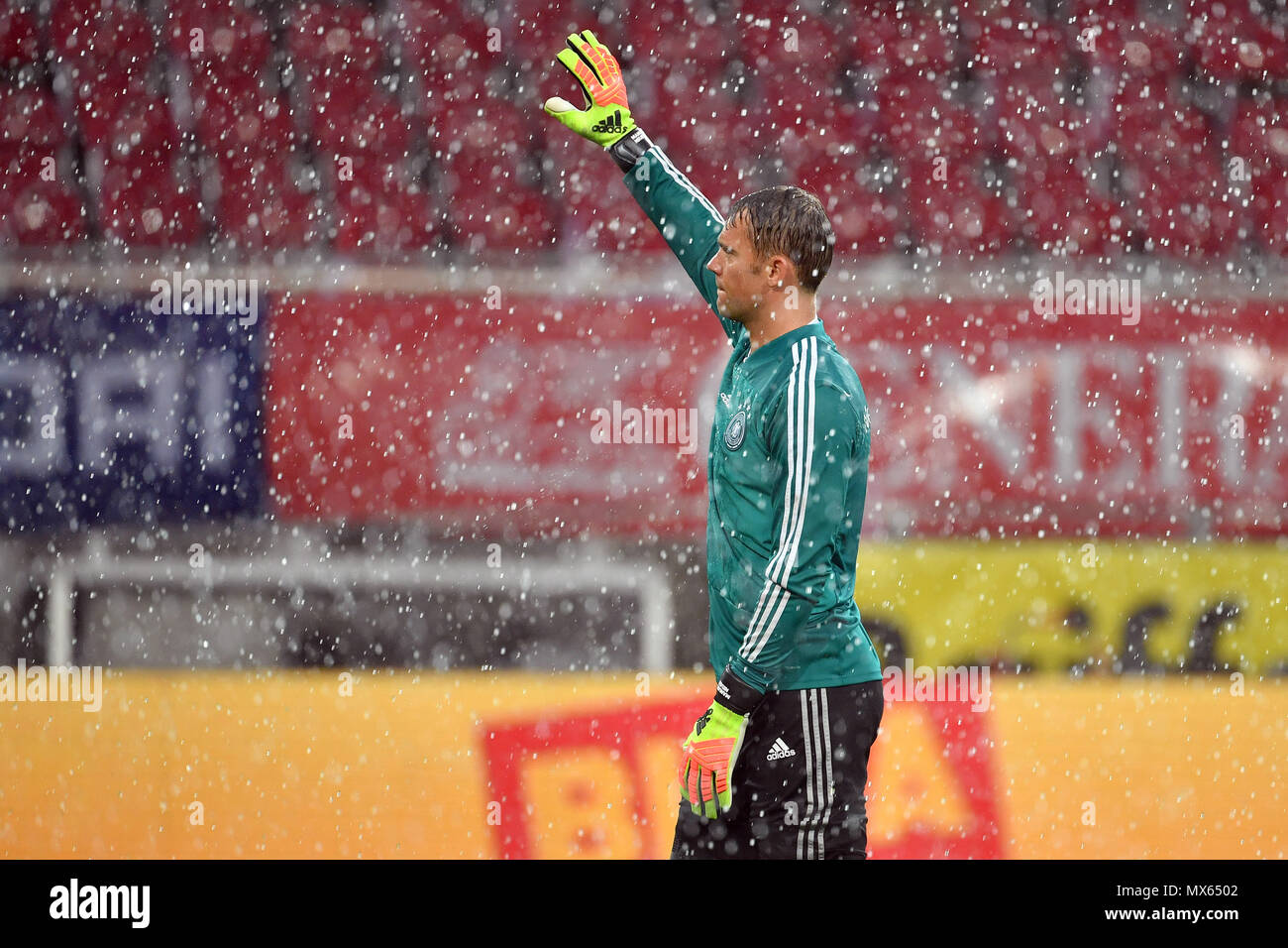Manuel Neuer (goalwart GER), Geste, winke, winke, winke, Erwärmung, während ein Sturm, starkem Regen, Regen, Hagel, Gewitter. Aktion, Single Action, Einzelbild, Ausgeschnitten, vollen Körper geschossen, die ganze Figur. Fußball Laenderpiel, Freundschaftsspiel, Österreich (AUT) - Deutschland (GER) 2-1, am 02.06.2018 Wörthersee Stadion in Klagenfurt/Österreich | Verwendung weltweit Stockfoto
