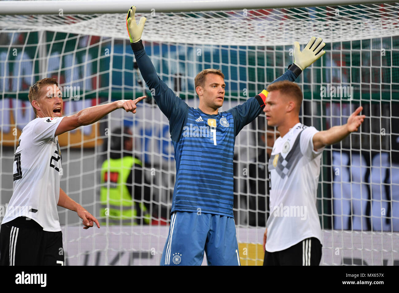 Manuel Neuer (goalwart GER), Geste, gibt Anweisungen, Links: Nils PETERSEN (GER), rechts: Joshua KIMMICH (GER), Aktion. Fußball Laenderpiel, Freundschaftsspiel, Österreich (AUT) - Deutschland (GER) 2-1, am 02.06.2018 Wörthersee Stadion in Klagenfurt/Österreich | Verwendung weltweit Stockfoto