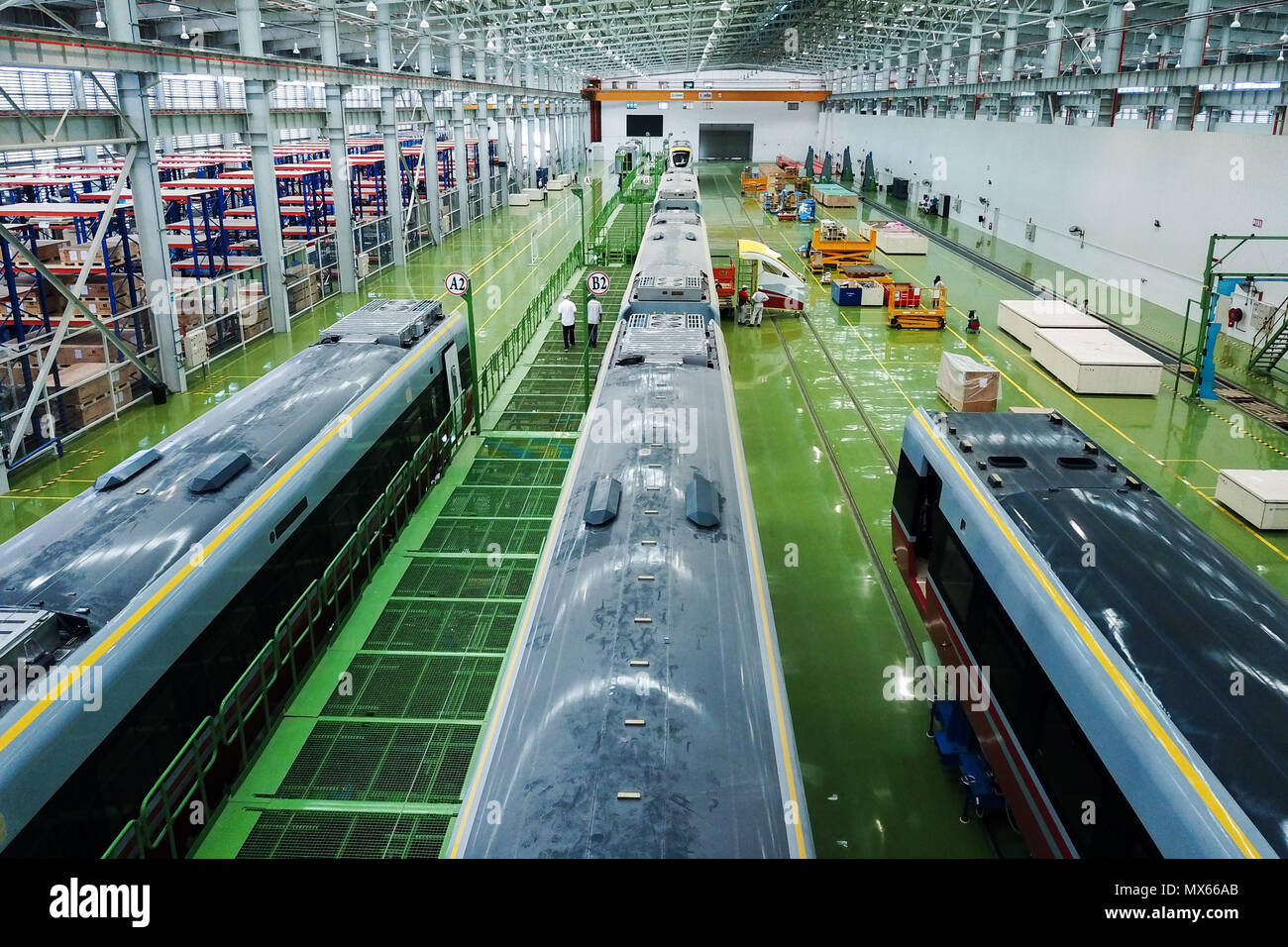 Peking, Malaysia. 27 Mär, 2018. Techniker arbeiten an der Produktionslinie im Werk in China Eisenbahnrollmaterial Corporation (CRRC) Rolling Stock Center in Batu Gajah, Malaysia, 27. März 2018. Die crrc Rollmaterial Zentrum wurde als Chinas erste Übersee industrielle Basis seiner Art bezeichnet, wobei der Schwerpunkt auf der Produktion, Überholung sowie Service und Wartung. Credit: Zhu Wei/Xinhua/Alamy leben Nachrichten Stockfoto