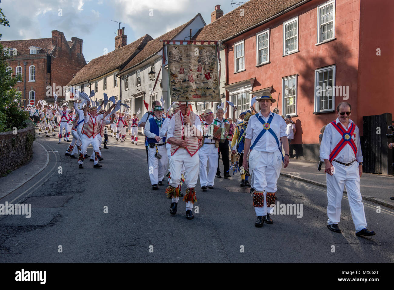 Thaxted Morris Wochenende, Thaxted Essex England UK. 2-3 Juni 2018 der 85. Sitzung der Mitgliedsvereine des Morris Ring gehostet von thaxted Morris Men (wer tragen rote und weiße Streifen), die den Samstag abend Prozession in die Stadt Straße in Thaxted Leitung nach einem anstrengenden Tag mit Tanzen in einem Dutzend lokalen Pubs in den umliegenden Dörfern in der North West Essex. Credit: Brian Harris/Alamy leben Nachrichten Stockfoto