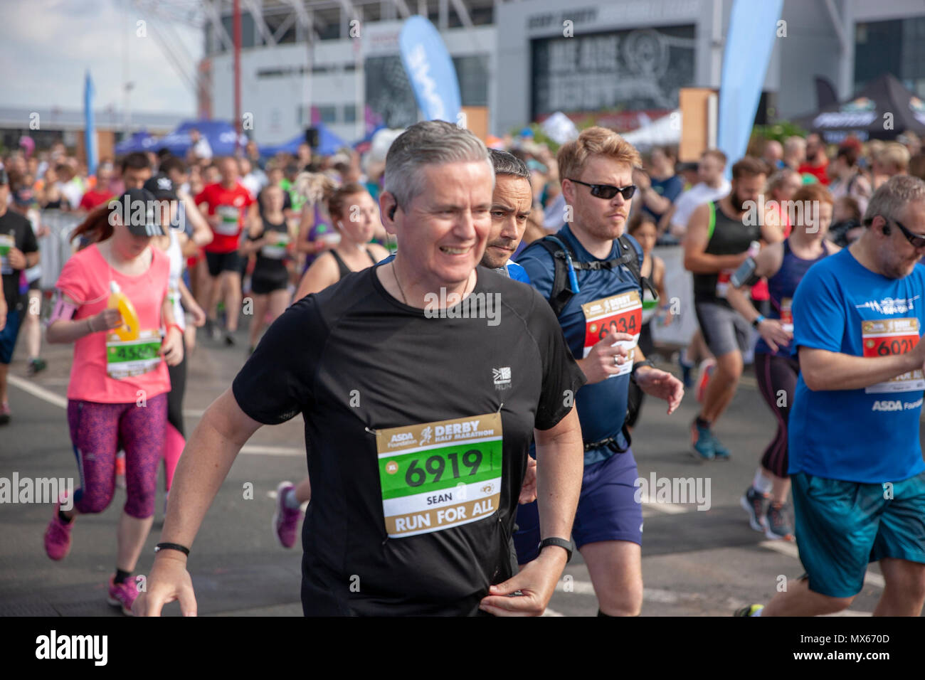 Derby, Vereinigtes Königreich, 3. Juni 2018, Läufer Überqueren der Startlinie der 2018 Asda Stiftung Derby Halbmarathon, Credit: Gareth Tibbles Credit: Gareth Tibbles/Alamy leben Nachrichten Stockfoto