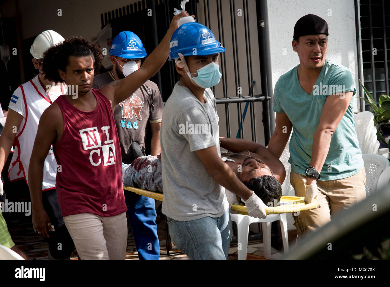 02 Juni 2018, Nicaragua, Masaya: Arbeiter des Roten Kreuzes kümmert sich um eine verletzte Demonstrant bei den Demonstrationen gegen die Regierung. Nach Wochen der Proteste, die Situation in Nicaragua weiter eskaliert. In einer neuen Welle der Gewalt, drei Menschen starben. An vielen Orten nächtlichen Plünderungen und Angriffe gegen Demonstranten berichtet wurden. Foto: Carlos Herrera/dpa Stockfoto
