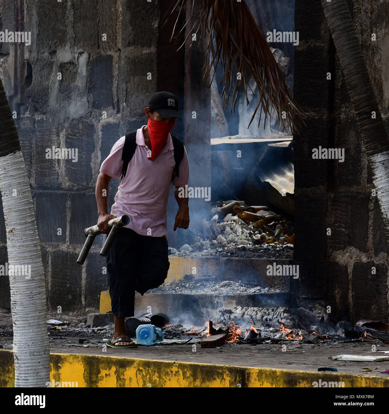 02 Juni 2018, Nicaragua, Masaya: eine Demonstrantin sucht Deckel in einen Protest gegen die Regierung. Nach Wochen der Proteste, die Situation in Nicaragua weiter eskaliert. In einer neuen Welle der Gewalt, drei Menschen starben. An vielen Orten nächtlichen Plünderungen und Angriffe gegen Demonstranten berichtet wurden. Foto: Carlos Herrera/dpa Stockfoto
