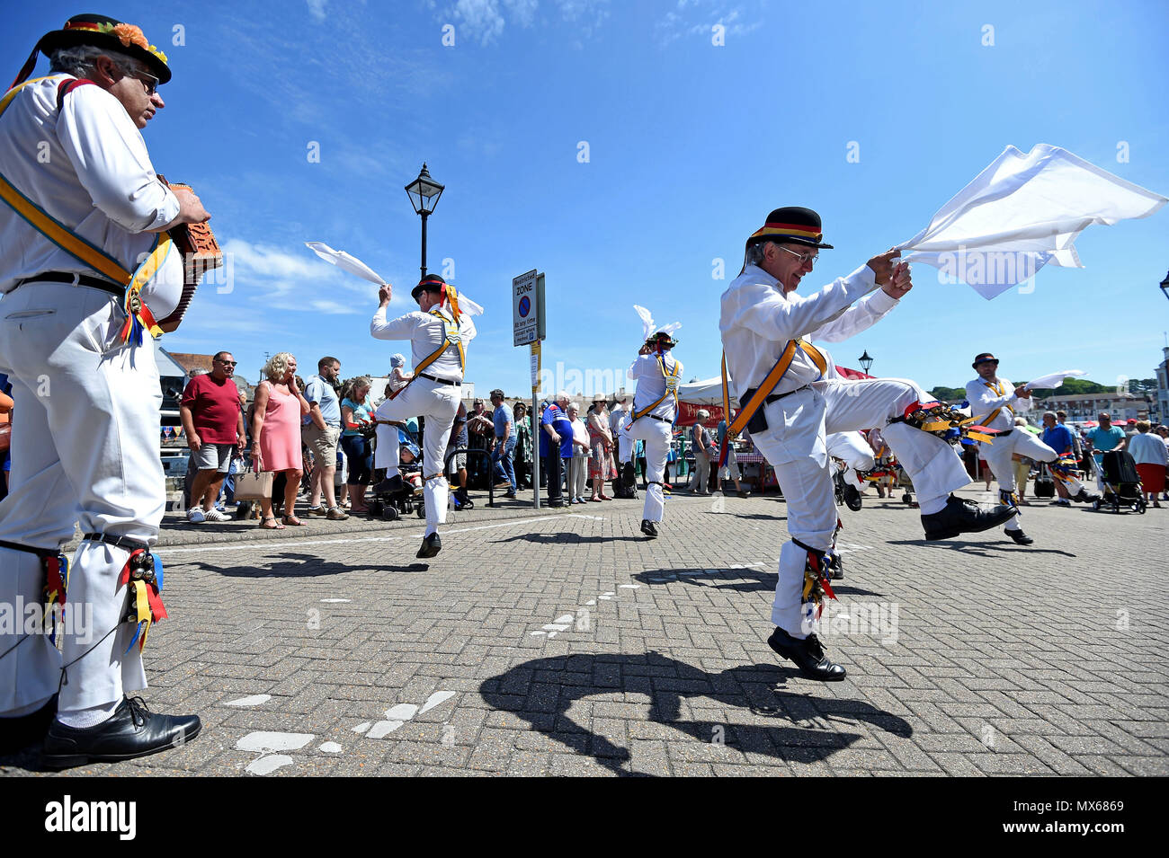 Morris Tanz in Wessex Folk Festival, Weymouth Dorset Morris Dancing von Bourne Morris Men, Kredit: Finnbarr Webster/Alamy leben Nachrichten Stockfoto