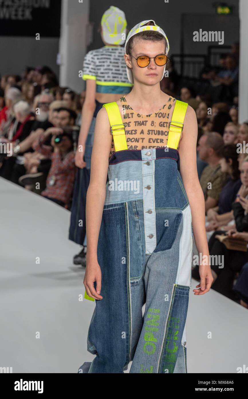 London, Großbritannien. 3. Juni 2018, Graduate Fashion Week, 2018 London, UK in der Alten Truman Brauerei Shoreditch. Designer Emily Heyward, Plymouth Hochschule der Kunst, Credit Ian Davidson/Alamy leben Nachrichten Stockfoto