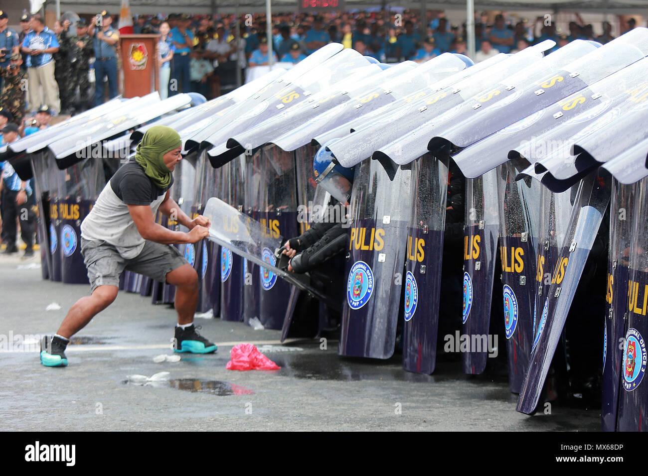 Manila, Philippinen. 3. Juni 2018. Eine angenommene Aktivist versucht, die Bildung von Polizisten während der jährlichen Philippinischen Nationalpolizei Unruhen Management (PNP-CDM) Wettbewerb in Manila, Philippinen, 3. Juni 2018 zu brechen. Credit: rouelle Umali/Xinhua/Alamy leben Nachrichten Stockfoto