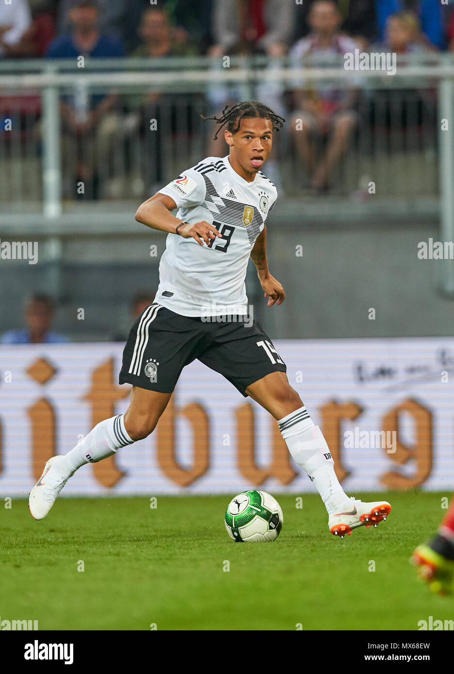 Klagenfurt, Deutschland. 2 Jun, 2018. Strecken zwischen Österreich und Deutschland, Fußball, Klagenfurt, Juni 02, 2018 Leroy SANE, DFB 19 treibt die Kugel, Action, full-size, ÖSTERREICH - DEUTSCHLAND 2-1 Fußball Freundschaftsspiel, Klagenfurt, Österreich, Juni 02, 2018, Saison 2017/2018 © Peter Schatz/Alamy leben Nachrichten Stockfoto