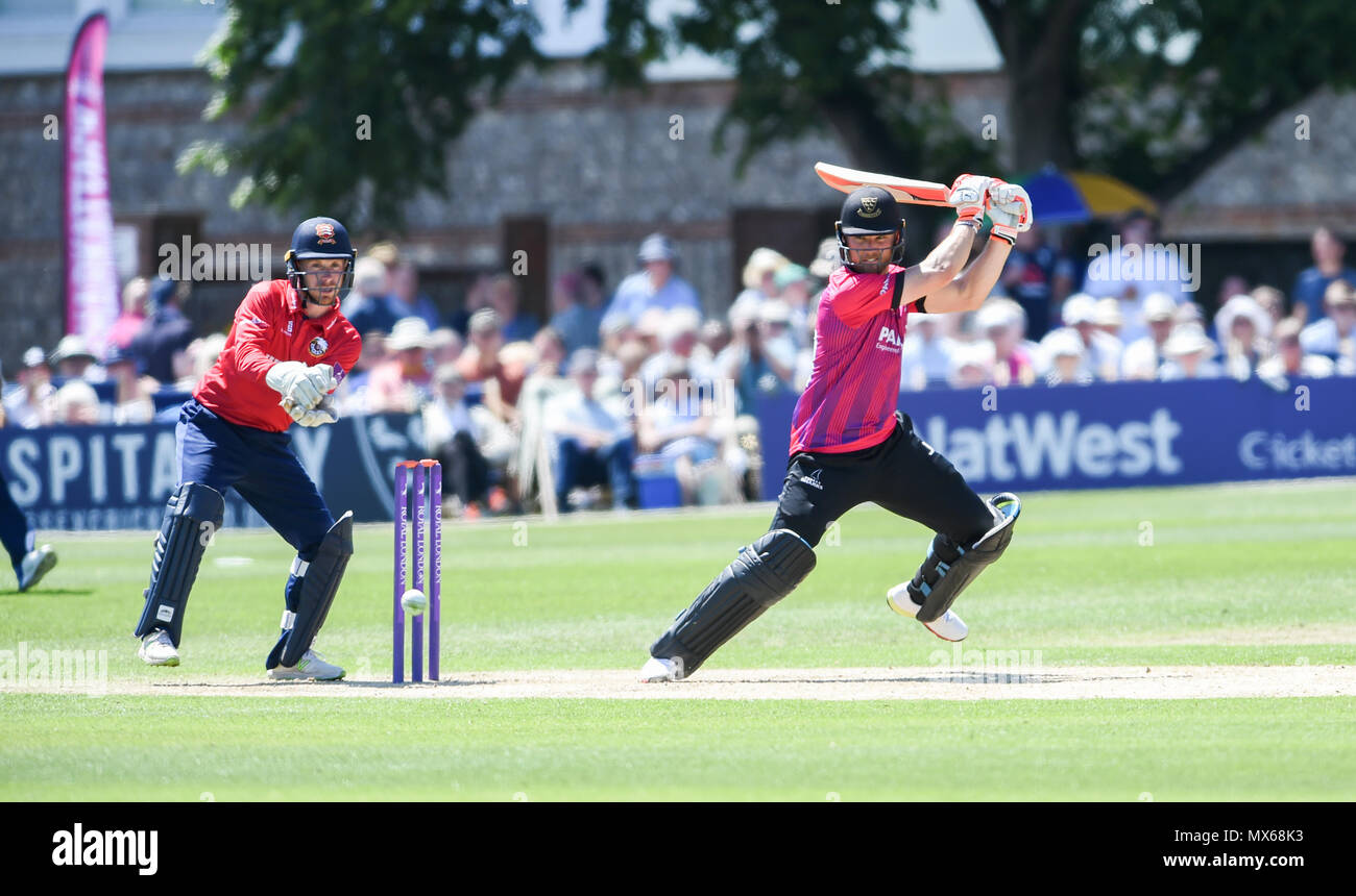 Eastbourne Großbritannien 3. Juni 2018 - Laurie Evans von Sussex schlägt die Kugel auf die Begrenzung bei der Royal London einen Tag Cricket Match zwischen Sussex Haie und Essex Adler am Saffrons Boden in Eastbourne GROSSBRITANNIEN: Simon Dack/Alamy leben Nachrichten Stockfoto