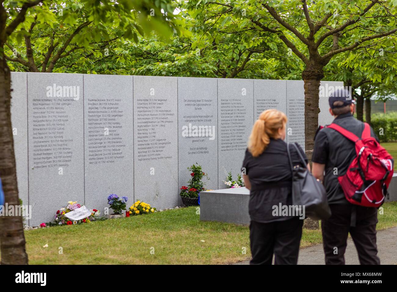 Eschede, Deutschland. 03. Mai 2018, Deutschland, Eschede: die Besucher zum Gedenken an die Opfer der Zugkatastrophe von Eschede zum 20. Jahrestag des Unfalls. Der ICE "Wilhelm Conrad Röntgen" auf dem 3. Juni 1998 bei Tempo 200 entgleist und fuhr in eine Autobahnbrücke. 101 Menschen starben. Foto: Philipp von Ditfurth/dpa Stockfoto