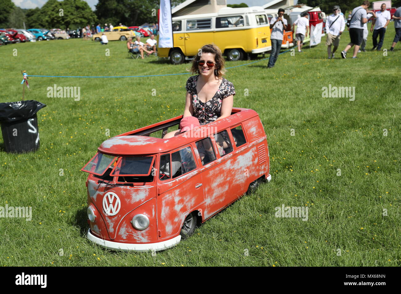 Stonor, Oxfordshire, UK. 3 Jun, 2018. Alle Arten von historischen Volkswagen Pkw und Transporter waren auch in diesem Jahre das Sammeln ihrer Besitzer angezeigt. Fans könnten in der Nähe gut zu erhalten - liebte Fahrzeuge aus der deutschen Autohersteller, die seinen Ruf für Haltbarkeit erstellt und Hippie in den 60er Jahren. Sogar Kinder hatten ihre eigenen VW-Busse. Quelle: Uwe Deffner/Alamy leben Nachrichten Stockfoto