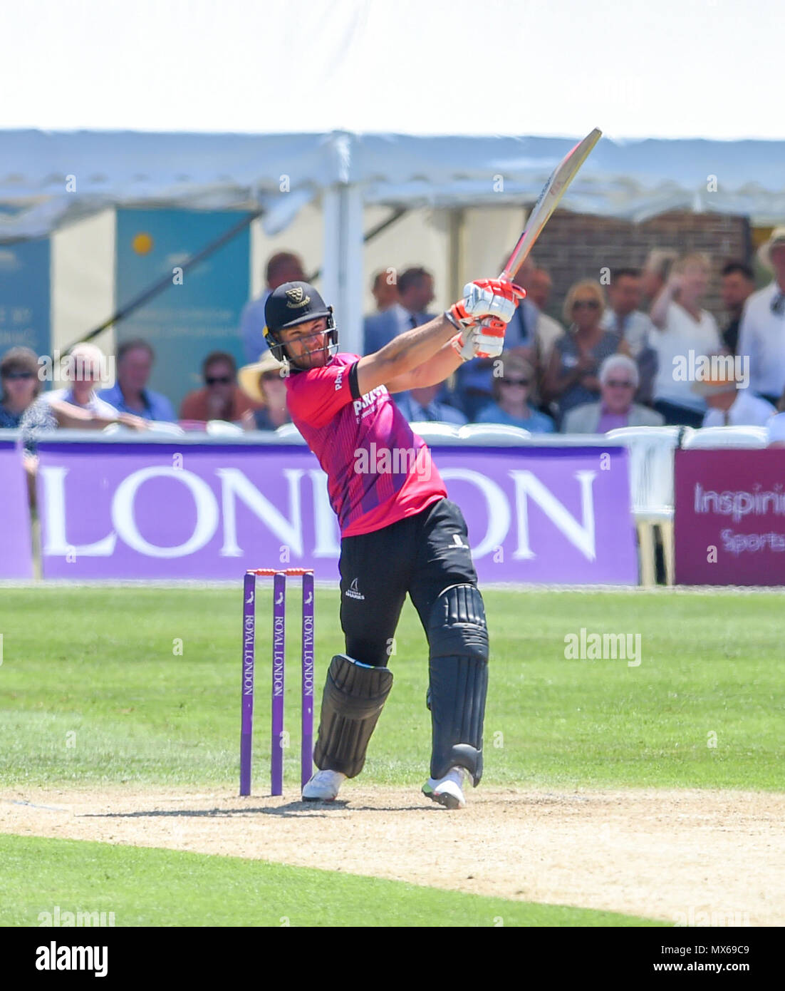 Eastbourne Großbritannien 3. Juni 2018 - Laurie Evans von Sussex eine Grenze Hits auf seinem Weg zu einem Jahrhundert während der Royal London einen Tag Cricket Match zwischen Sussex Haie und Essex Adler am Saffrons Boden in Eastbourne GROSSBRITANNIEN: Simon Dack/Alamy leben Nachrichten Stockfoto