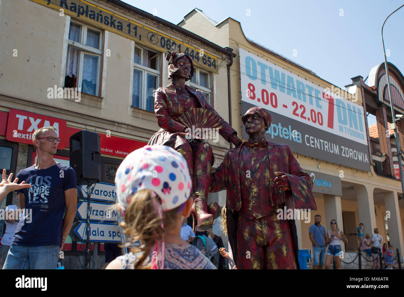 Szamotuly, Polen. 3 Jun, 2018. Die Street Festival der Singles ist ein außergewöhnliches Ereignis mit außergewöhnlichen Gäste. Was bedeutet es? Eine besondere, ungewöhnliche, einzigartig, einzigartig, blickfang, außergewöhnliche, einzigartige, unvergleichliche, nicht wie bei anderen. Ein solches Festival. Solche Künstler. Ein solches Publikum. Platz wie dem. Nur ein UFO! Credit: Slawomir Kowalewski/Alamy leben Nachrichten Stockfoto