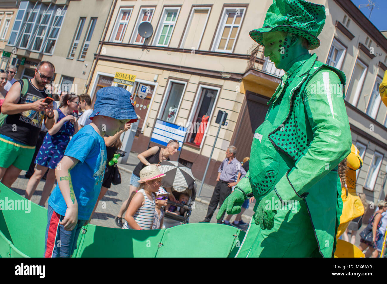 Szamotuly, Polen. 3 Jun, 2018. Die Street Festival der Singles ist ein außergewöhnliches Ereignis mit außergewöhnlichen Gäste. Was bedeutet es? Eine besondere, ungewöhnliche, einzigartig, einzigartig, blickfang, außergewöhnliche, einzigartige, unvergleichliche, nicht wie bei anderen. Ein solches Festival. Solche Künstler. Ein solches Publikum. Platz wie dem. Nur ein UFO! Credit: Slawomir Kowalewski/Alamy leben Nachrichten Stockfoto