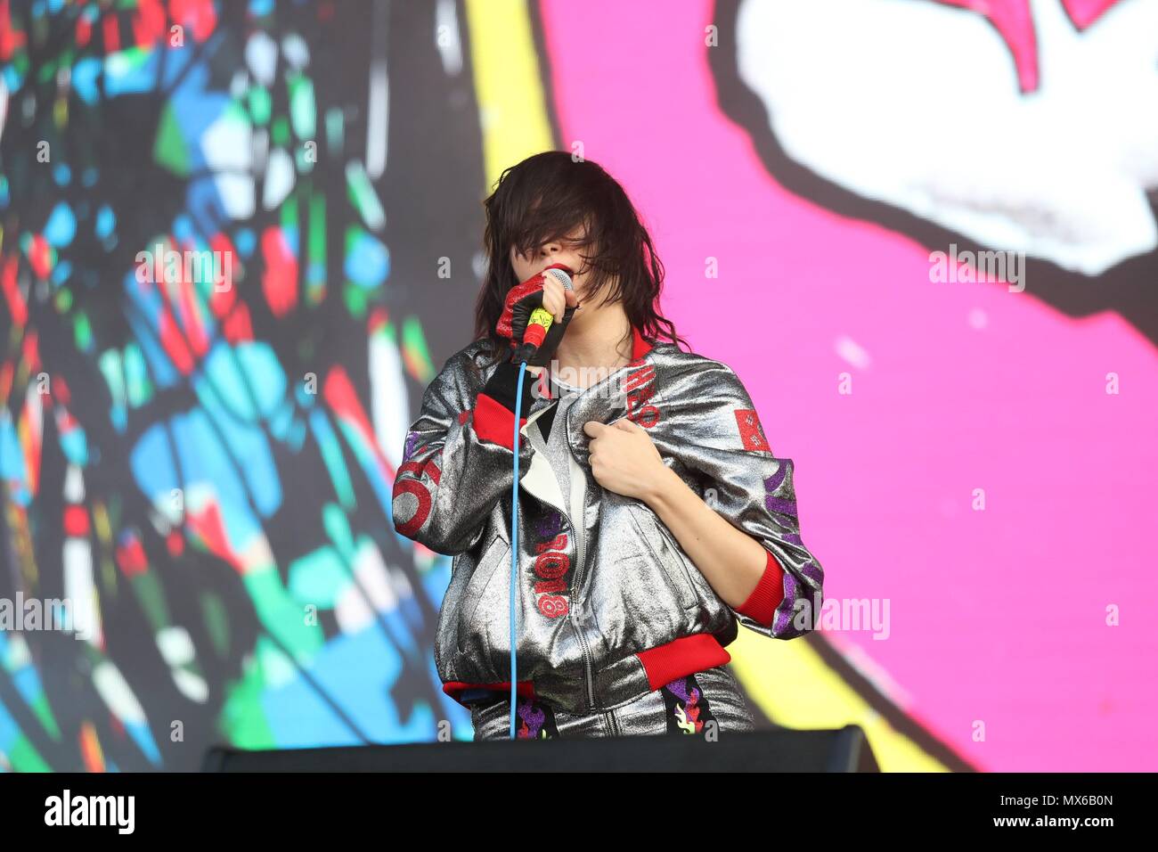 New York, NY, USA. 1. Juni 2018. Karen O und den Yeah Yeah Yeahs auf der Bühne für 2018 Governors Ball Musik Festival - FRI, Randall's Island Park, New York, NY, 1. Juni 2018. Bild: Rob Kim/Everett Collection/Alamy leben Nachrichten Stockfoto