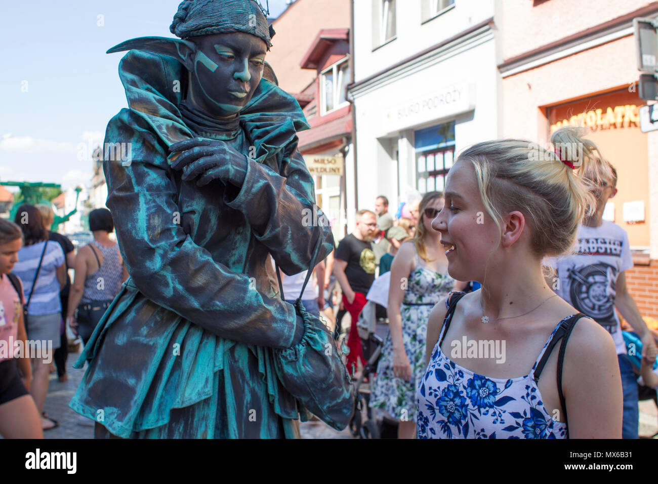 Szamotuly, Polen. 3 Jun, 2018. Die Street Festival der Singles ist ein außergewöhnliches Ereignis mit außergewöhnlichen Gäste. Was bedeutet es? Eine besondere, ungewöhnliche, einzigartig, einzigartig, blickfang, außergewöhnliche, einzigartige, unvergleichliche, nicht wie bei anderen. Ein solches Festival. Solche Künstler. Ein solches Publikum. Platz wie dem. Nur ein UFO! Credit: Slawomir Kowalewski/Alamy leben Nachrichten Stockfoto