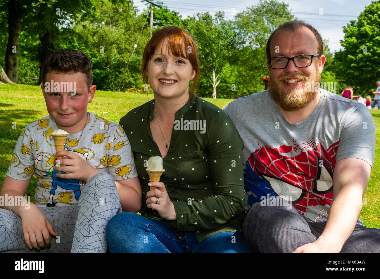 Bantry, Irland. 3. Juni 2018. Die West Lodge Hotel in Bantry hielt einen roten Kopf Festival in Bantry über das Wochenende. Eine Familie wird dargestellt, Genießen der Familientag am Sonntag. Credit: Andy Gibson/Alamy Leben Nachrichten. Stockfoto