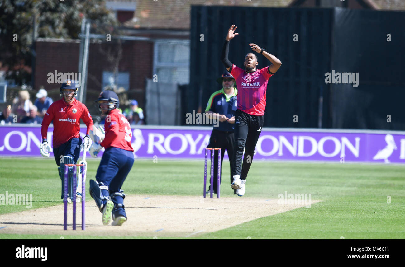 Eastbourne Großbritannien 3. Juni 2018 - Chris Jordan von Sussex reagiert auf eine verpasste Chance, während die Royal London einen Tag Cricket Match zwischen Sussex Haie und Essex Adler am Saffrons Boden in Eastbourne Großbritannien Foto von Simon Dack Credit: Simon Dack/Alamy leben Nachrichten Stockfoto