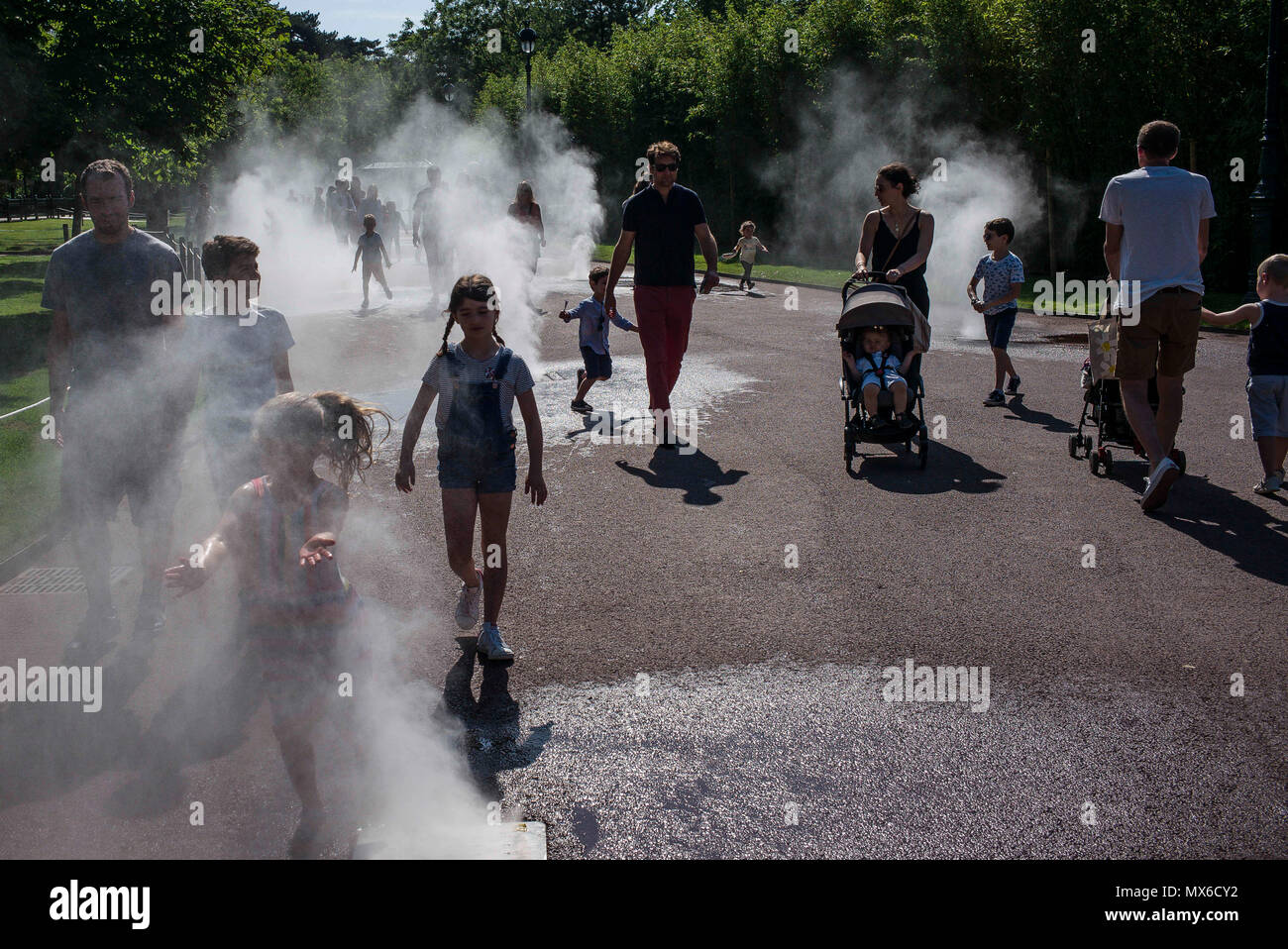 Paris, Ille de France, Paris. 3. Juni 2018. Die Sprinkler kühlen die Besucher in Jardin Acclimatation in Paris, Frankreich am 03.06.2018 von Wiktor Dabkowski Credit: Wiktor Dabkowski/ZUMA Draht/Alamy leben Nachrichten Stockfoto