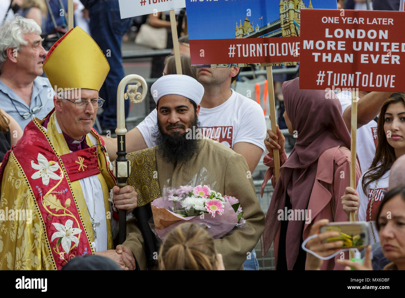 London Bridge, Southwark, London, 3. Juni 2018. Der Bischof von Southwark, die Rt Revd Christopher Chessun, mit einer muslimischen Kleriker und Mitglieder der Öffentlichkeit. Nach einem Service in Southwark Cathedral zum Gedenken an den ersten Jahrestag der London Bridge Terroranschlag, diejenigen, die starben oder wurden bei dem Angriff verletzt von einer Prozession erinnert werden, Blüte und eine Schweigeminute im London Bridge in Southwark. Credit: Imageplotter Nachrichten und Sport/Alamy leben Nachrichten Stockfoto