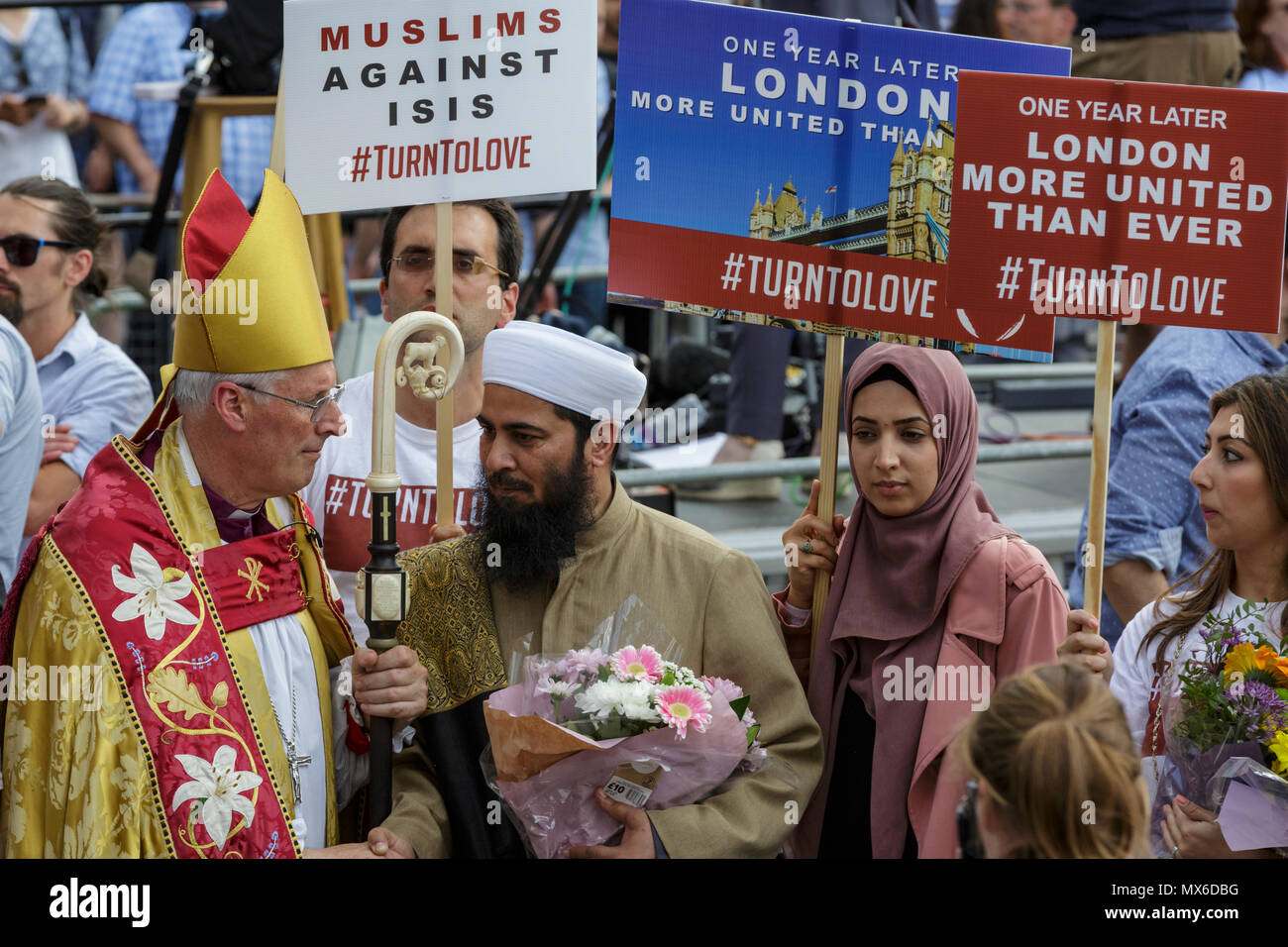 London Bridge, Southwark, London, 3. Juni 2018. Der Bischof von Southwark, die Rt Revd Christopher Chessun, mit einer muslimischen Kleriker und Mitglieder der Öffentlichkeit. Nach einem Service in Southwark Cathedral zum Gedenken an den ersten Jahrestag der London Bridge Terroranschlag, diejenigen, die starben oder wurden bei dem Angriff verletzt von einer Prozession erinnert werden, Blüte und eine Schweigeminute im London Bridge in Southwark. Credit: Imageplotter Nachrichten und Sport/Alamy leben Nachrichten Stockfoto