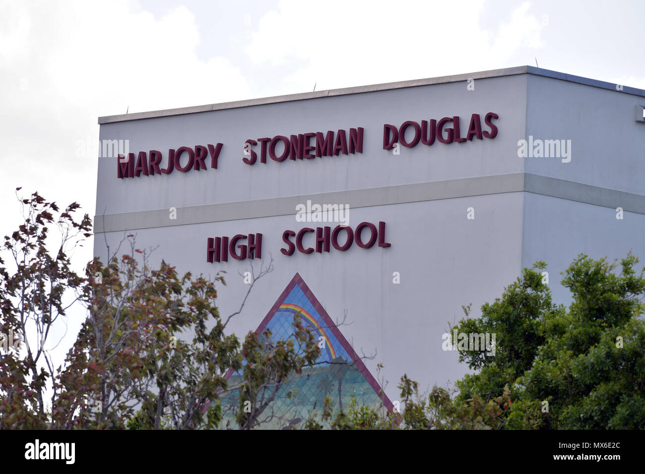PARKLAND, FL - Februar 23 Schüsse erklang für 4 Minuten als bewaffnete Stellvertretender gewartet, wo 17 Menschen ermordet wurden. Schüler und Lehrer zurück zu Marjory Stoneman Douglas High School am 23. Februar in Parkland, Florida 2018. Personen: Marjory Stoneman Douglas High School Stockfoto
