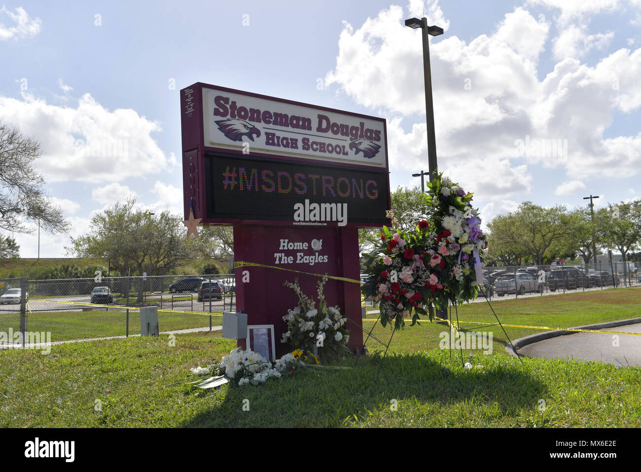 PARKLAND, FL - Februar 23 Schüsse erklang für 4 Minuten als bewaffnete Stellvertretender gewartet, wo 17 Menschen ermordet wurden. Schüler und Lehrer zurück zu Marjory Stoneman Douglas High School am 23. Februar in Parkland, Florida 2018. Personen: Marjory Stoneman Douglas High School Stockfoto