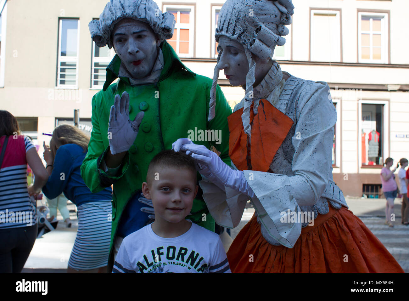 Szamotuly, Polen. 3 Jun, 2018. Die Street Festival der Singles ist ein außergewöhnliches Ereignis mit außergewöhnlichen Gäste. Was bedeutet es? Eine besondere, ungewöhnliche, einzigartig, einzigartig, blickfang, außergewöhnliche, einzigartige, unvergleichliche, nicht wie bei anderen. Ein solches Festival. Solche Künstler. Ein solches Publikum. Platz wie dem. Nur ein UFO! Credit: Slawomir Kowalewski/Alamy leben Nachrichten Stockfoto