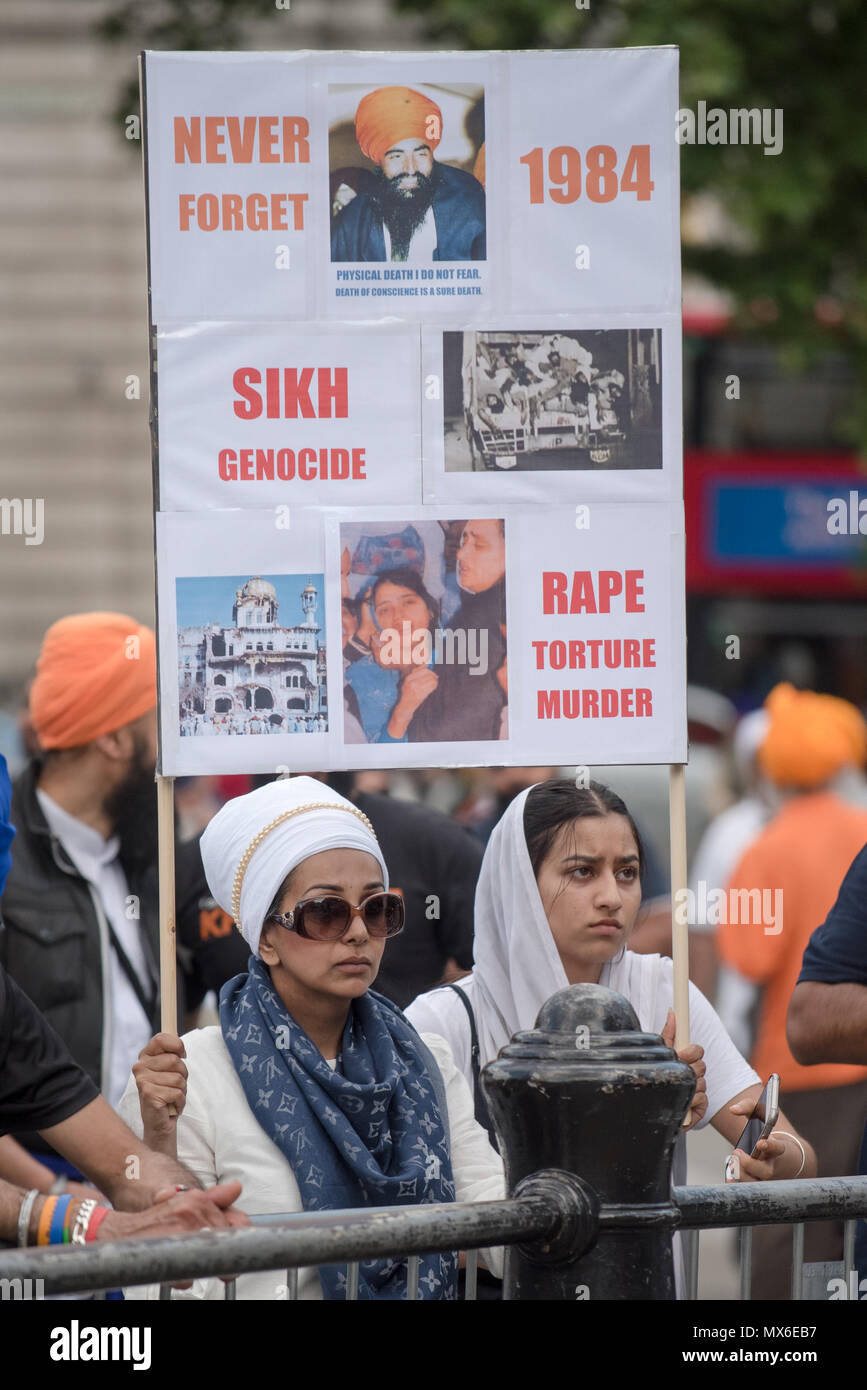 London, Großbritannien. 3 Jun, 2018. Tausende Rally auf dem Trafalgar Square in London am 3. Juni 2018, für die jährliche Erinnerung 1984 Sikh Völkermord durch die indische Armee "Operation Blue Star' Mastermind von der MI5 schlachtet Tausende von unbewaffneten Sikh Männer, Frauen und Kinder und Vergewaltigung. Die Sikh bemüht, Gerechtigkeit" nie vergessen' von der indischen Regierung, in der Tat, die Sikh weiterhin vor der Unterdrückung durch die Indischen durch diesen Tag und Nachfrage Khalistan Freiheit ein unabhängiger Staat. Credit: Siehe Li/Alamy leben Nachrichten Stockfoto