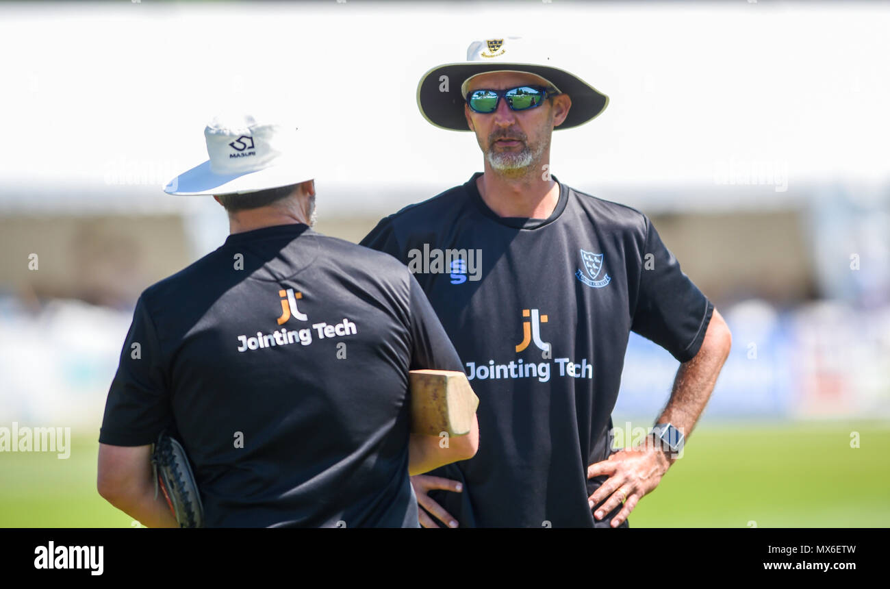 Eastbourne Großbritannien 3. Juni 2018 - Sussex Head Coach Jason Gillespie während der Royal London einen Tag Cricket Match zwischen Sussex Haie und Essex Adler am Saffrons Boden in Eastbourne Großbritannien Foto von Simon Dack Credit: Simon Dack/Alamy leben Nachrichten Stockfoto