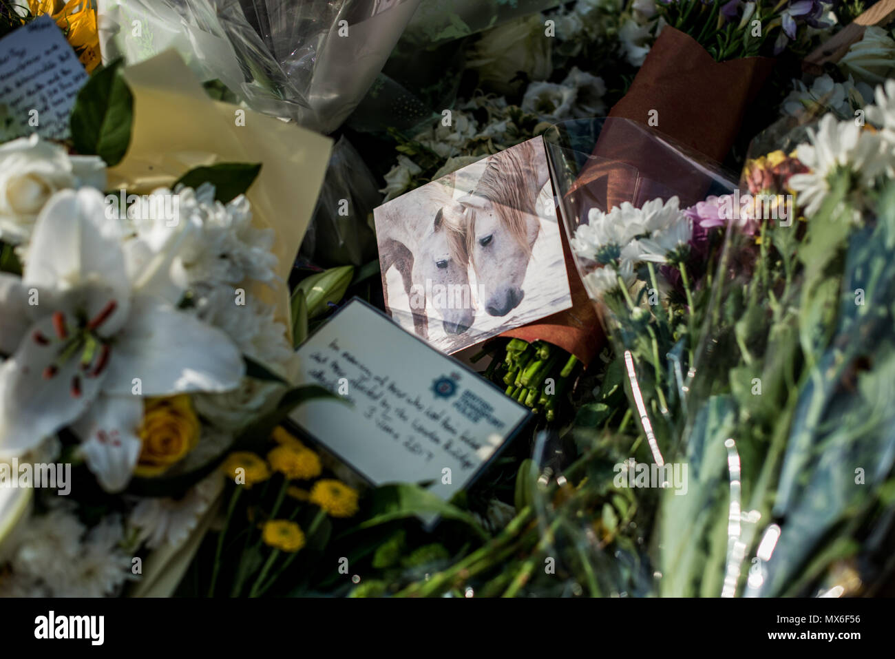 London, Großbritannien. 3 Jun, 2018. Eine der Botschaften der Blumen Tribut für die Opfer von London Bridge. Eine Trauerfeier ist in der Nähe von London Bridge statt Gedenken an die Opfer, die ihr Leben während der London Bridge Terroranschlag vor einem Jahr verloren zu bezahlen. Credit: SOPA Images Limited/Alamy leben Nachrichten Stockfoto