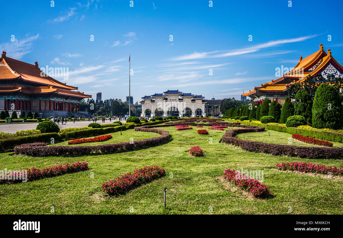 Malerischer Blick auf Liberty Square mit torbogen Nationaltheater und National Concert Hall in der Nähe von Chiang Kai Shek Memorial Hall in Taipeh, Taiwan HDR Stockfoto