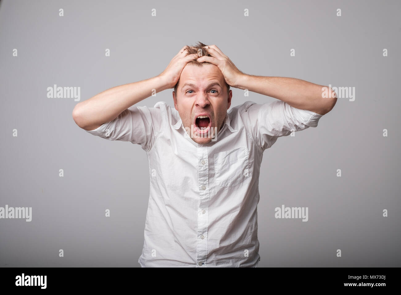 Kaukasische Mann laut schreien. Stockfoto