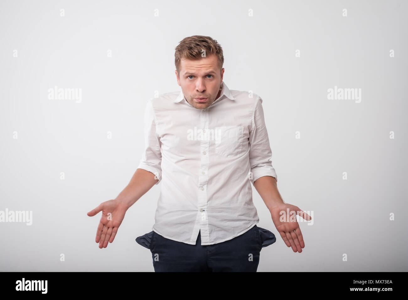 Kaukasischen jungen Mann mit leeren Taschen betont. Konzept der kein Geld. Stockfoto