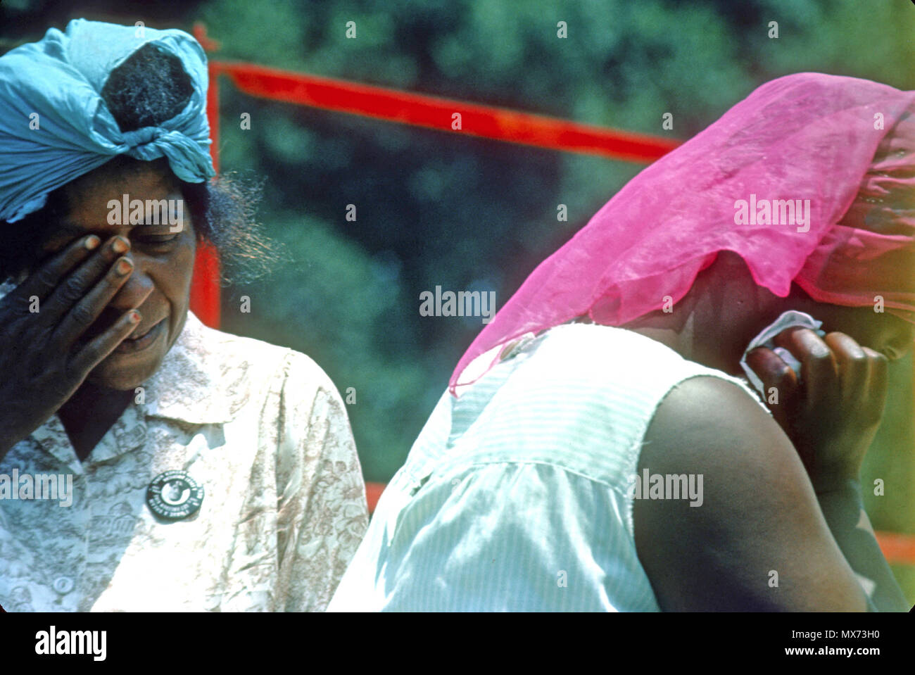 Washington, DC 1968/06/06 Reaktion auf die Ermordung von Robert Kennedy in der Nähe von Auferstehung Stadt in Washington, DC im Juni 1968. Foto von Dennis Brack Stockfoto