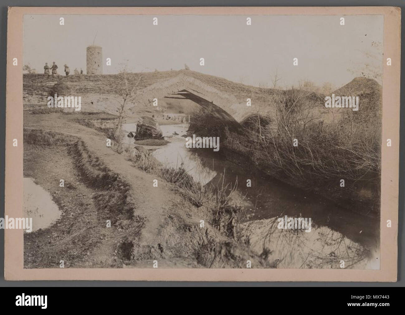 . Blick auf einem Fluss mit Bridge-Tower Patterned Mauerwerk, einer der 274 Vintage Fotos. Zwischen 1876 und 1925 102 Brooklyn Museum - Blick auf einem Fluss mit Bridge-Tower Patterned Mauerwerk eines der 274 Vintage Fotos Stockfoto