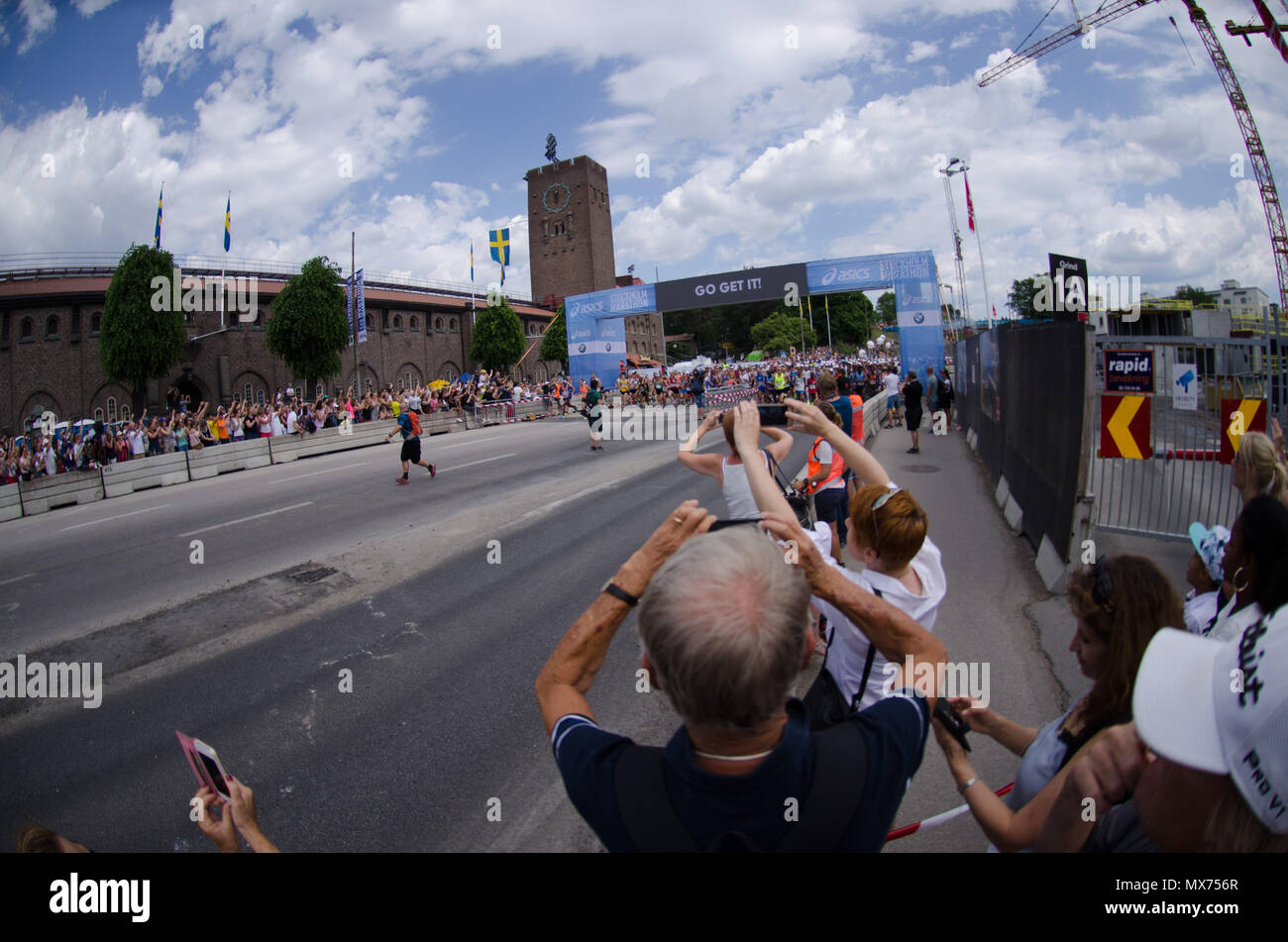 Stockholm, Schweden - 2. Juni 2018. Der Start des 40 Stockholm Marathon 2018 in sehr heißen Bedingungen. Stockfoto