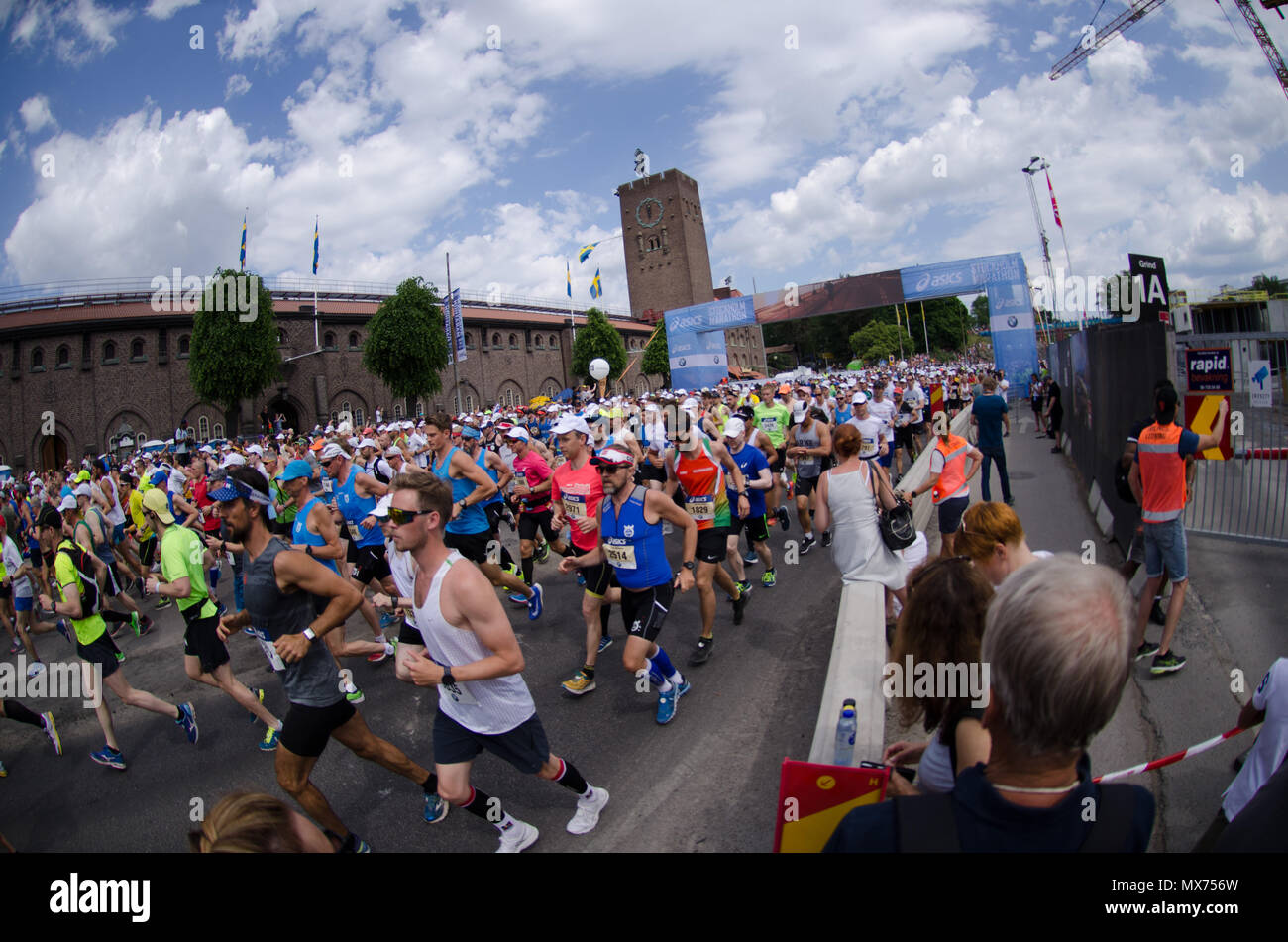Stockholm, Schweden - 2. Juni 2018. Der Start des 40 Stockholm Marathon 2018 in sehr heißen Bedingungen. Stockfoto