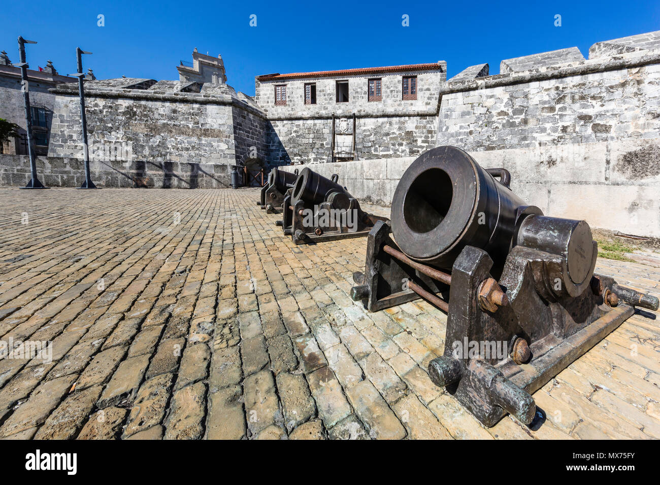 Alte Kanonen auf der Plaza de Armas, Havanna, Kuba Stockfoto